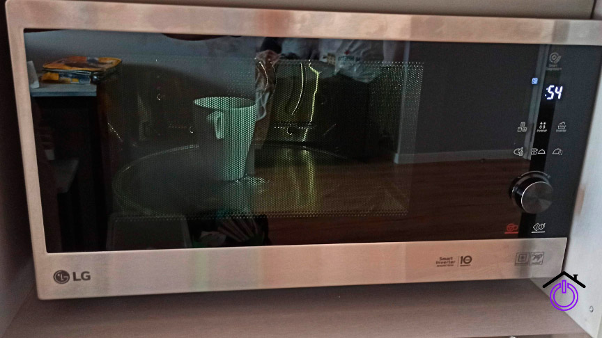 horno microondas LG calentando una taza de café
