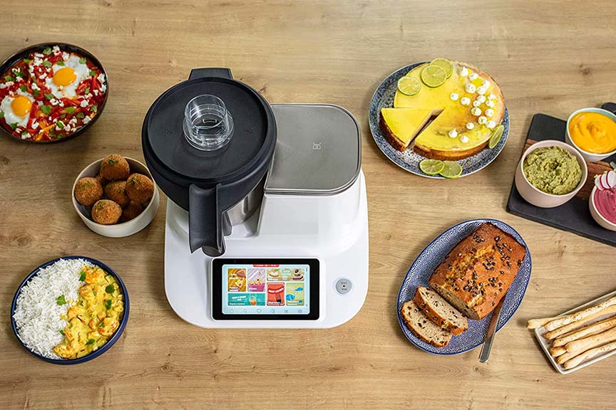 robot de cocina Moulinex Click&Cook rodeado de alimentos en la encimera