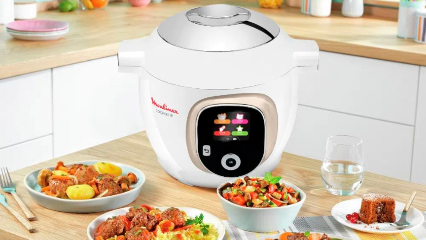 Olla programable Moulinex Cookeo en la cocina rodeada de comida