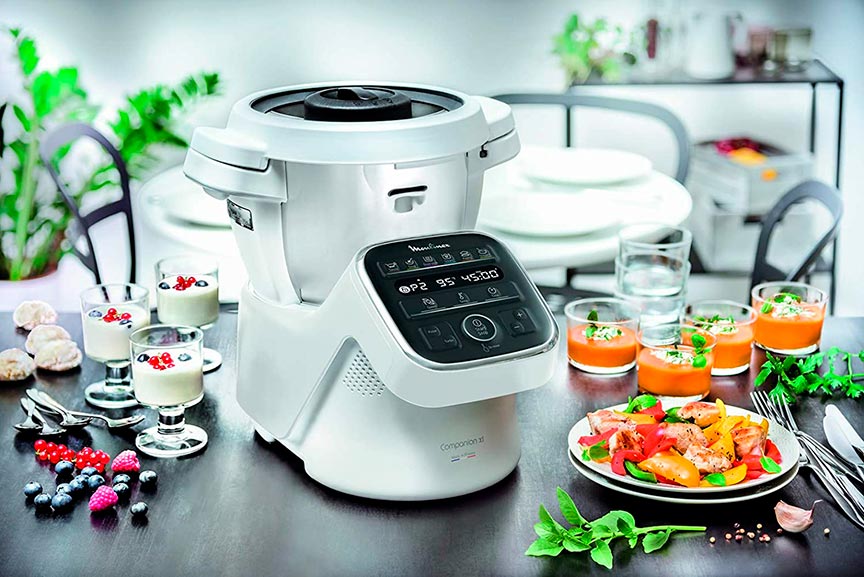robot de cocina Moulinex rodeado de alimentos