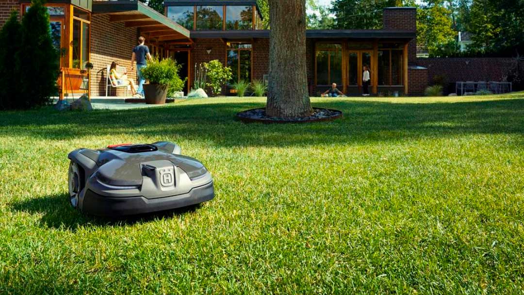 uno de los mejores robots cortacésped en el jardín