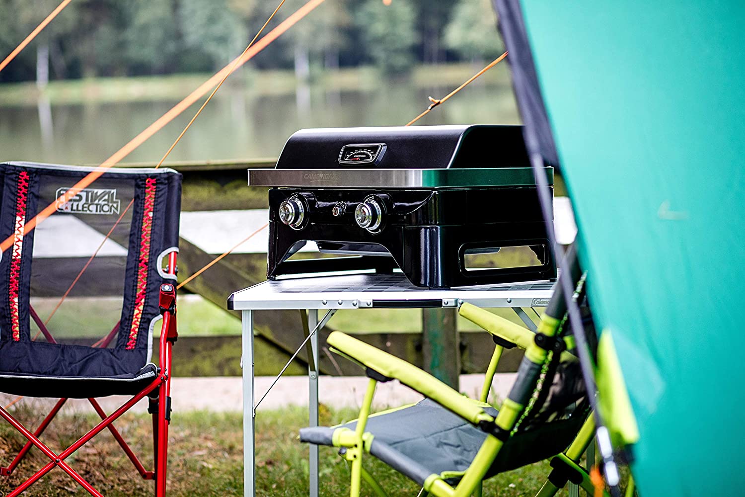 una de las barbacoas portátiles en un camping