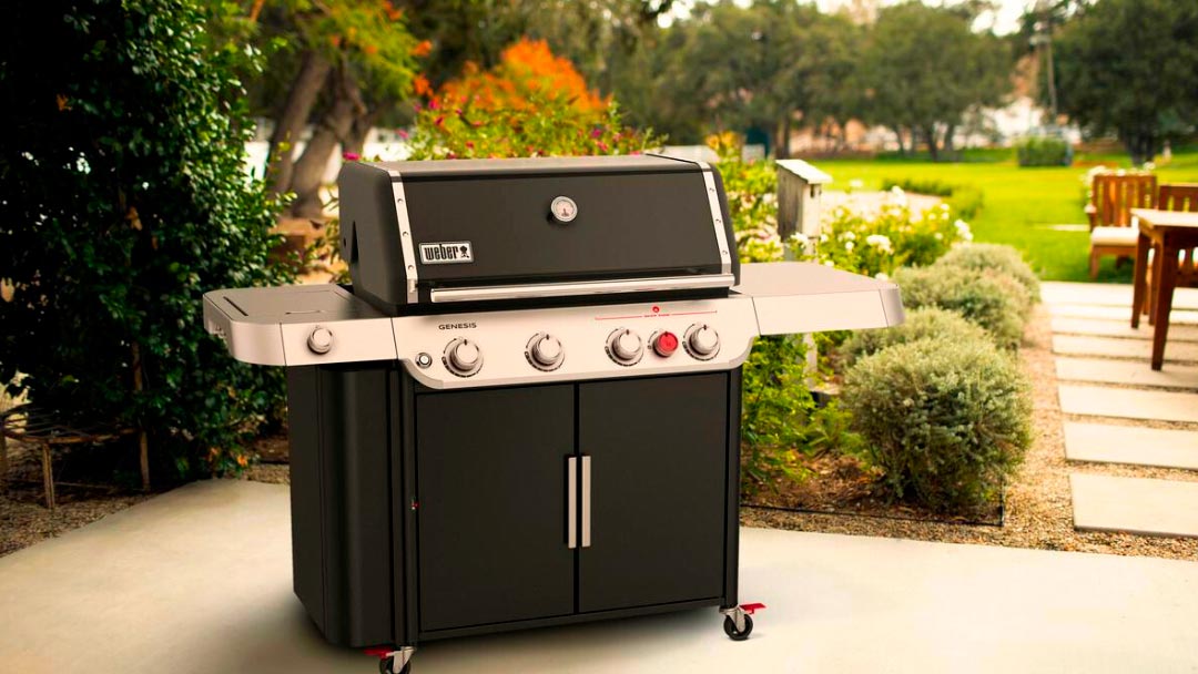 una de las barbacoas Weber en el jardín