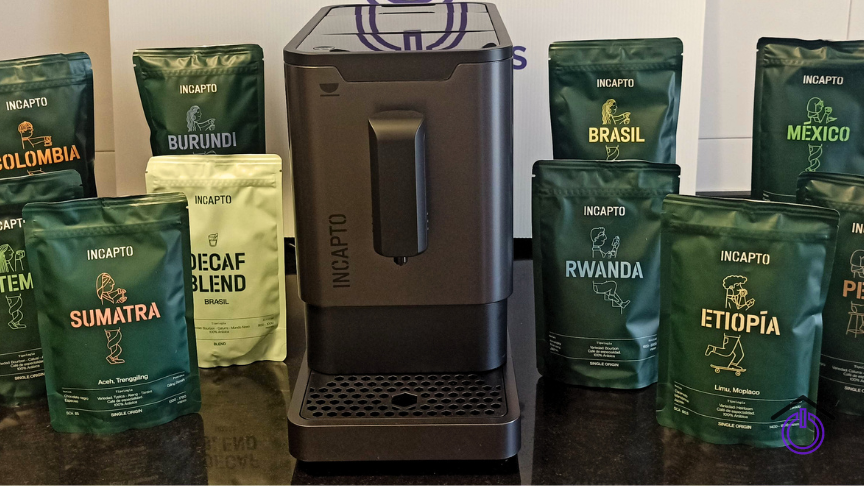 cafetera Incapto negra rodeada de sus distintas variedades de café