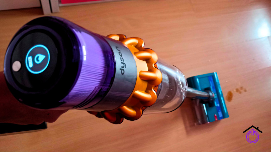 fregando manchas de café con la aspiradora escoba friegasuelos Dyson V15s Detect Submarine