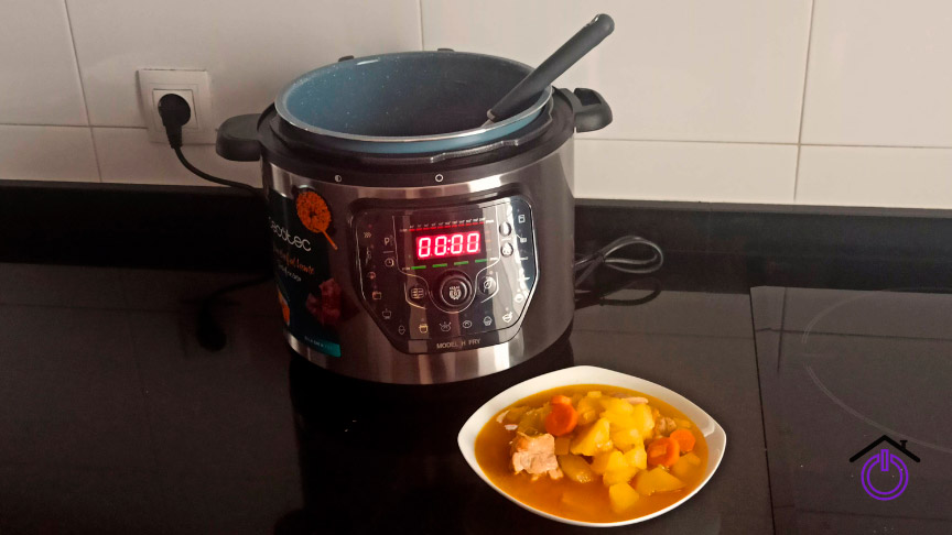 Olla GM H Fry en la encimera de la cocina junto un plato de comida