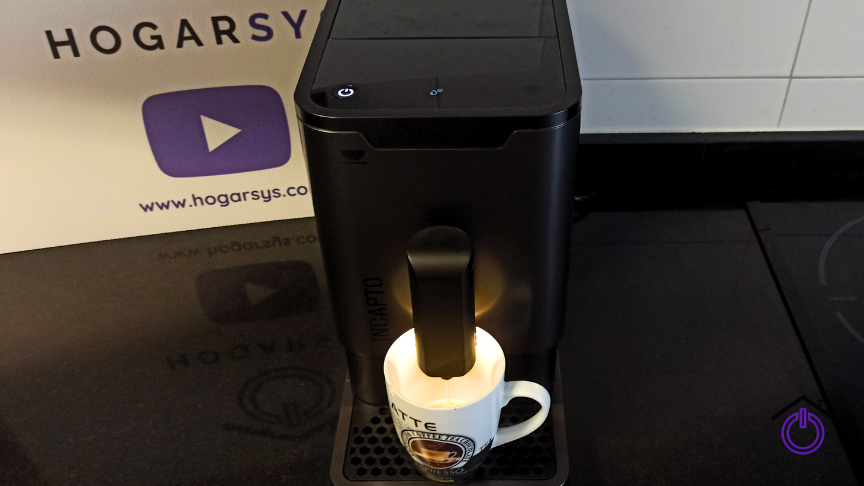 cafetera Incapto realizando limpieza automática de la salida del café