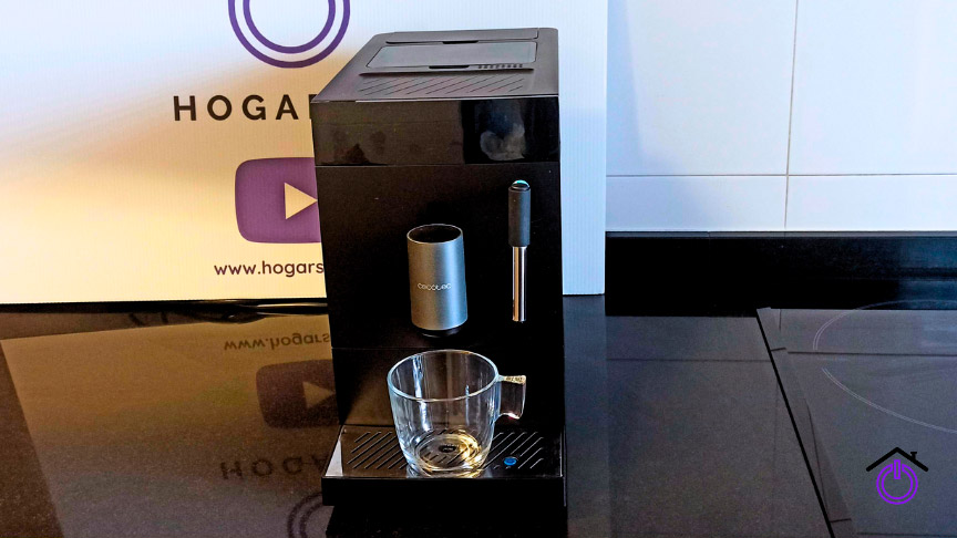 cafetera superautomática negra Cremmaet Compact Steam junto al cartel de Hogarsys