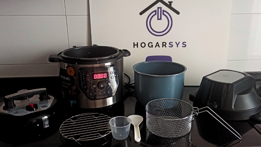 Olla GM H Fry de Cecotec con todos sus accesorios y el cartel de Hogarsys