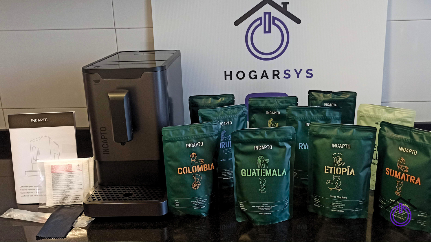 cafetera Incapto negra junto a todos sus accesorios y variedades de café