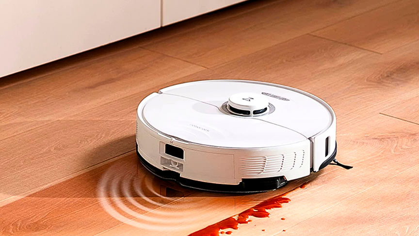 Roborock S8 limpiando una mancha de ketchup con su sistema de fregado
