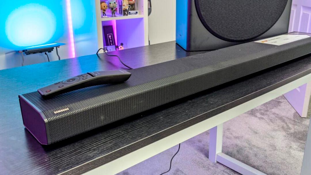 una de las barras de sonido Samsung sobre la mesa