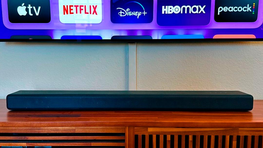 una de las barras de sonido Sony junto al televisor