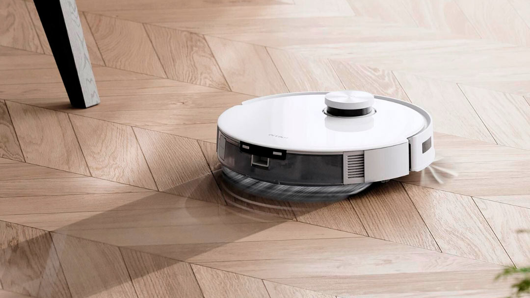 uno de los mejores robot aspirador Ecovacs limpiando debajo de la mesa