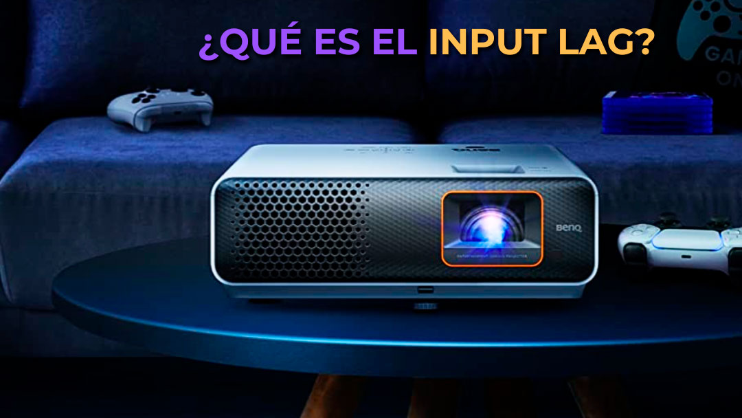 proyector en la mesa y mandos de videoconsola en el sofá con el texto que es el input lag