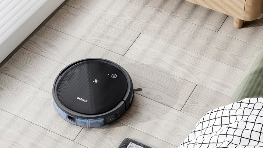 robot aspirador Ecovacs Deebot en color negro aspirando el suelo de la habitación