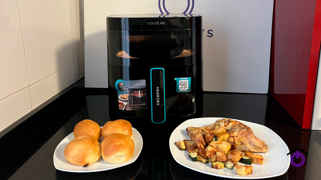 freidora de aire Cecofry Duoheat 6000 de Cecotec y dos platos con comida