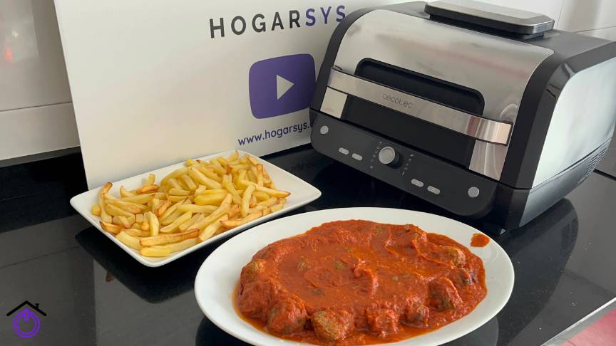 freidora de aire con patatas y albóndigas