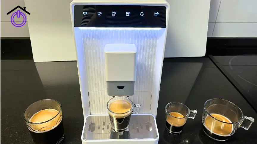 cafetera incapto aura con 4 tazas de café preparadas por silvia
