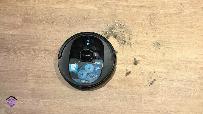 robot aspirador cecotec aspirando polvo