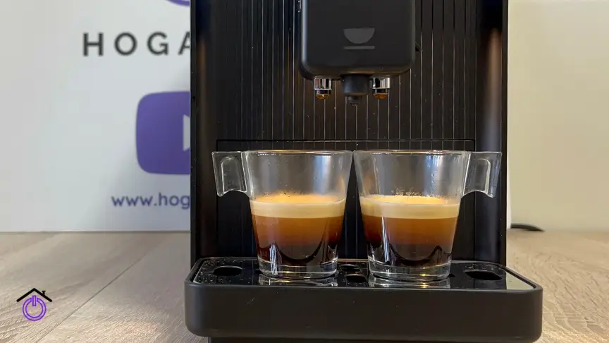 cafetera incapto aura milk con dos tazas de café