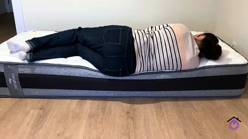 persona durmiendo de lado en colchon cecotec flow purevital