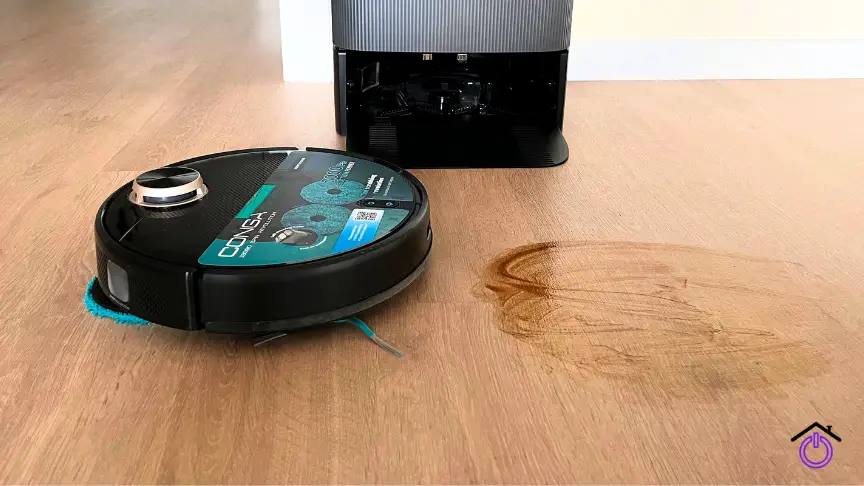 robot aspirador conga con mancha de café