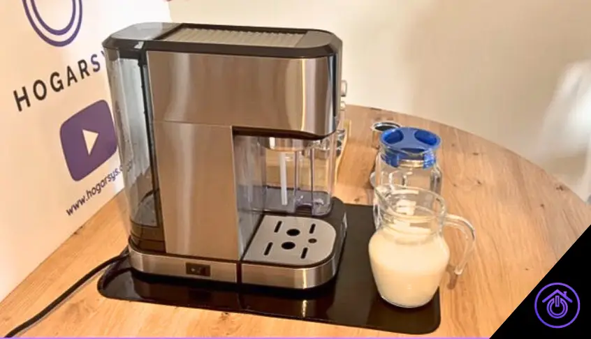 cafetera cecotec semiautomática con jarras de agua y leche