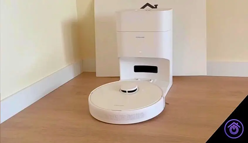robot aspirador dreame d10 plus volviendo a la estación