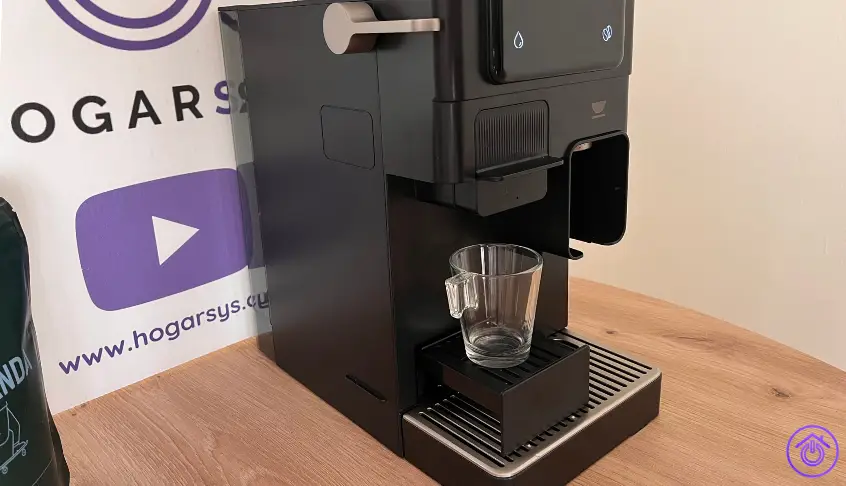 cafetera incapto juno con taza de café