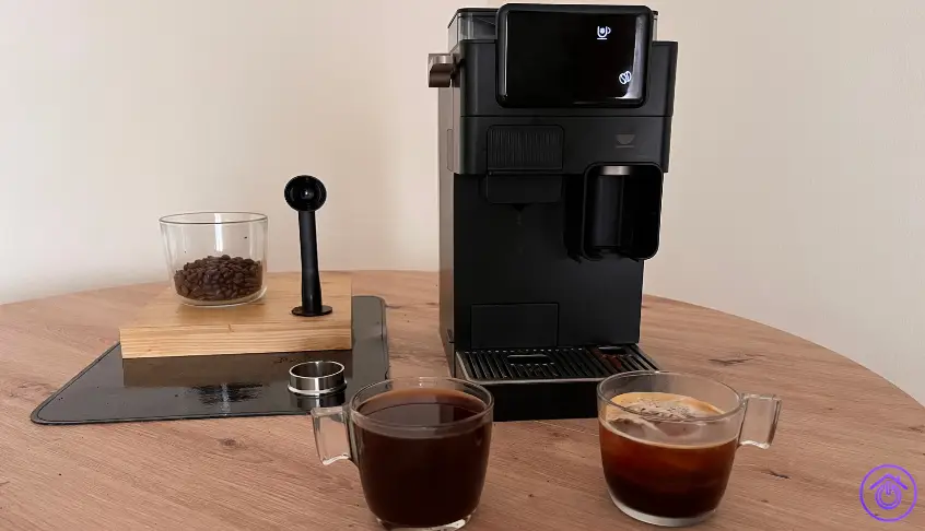 cafetera incapto con tazas de café