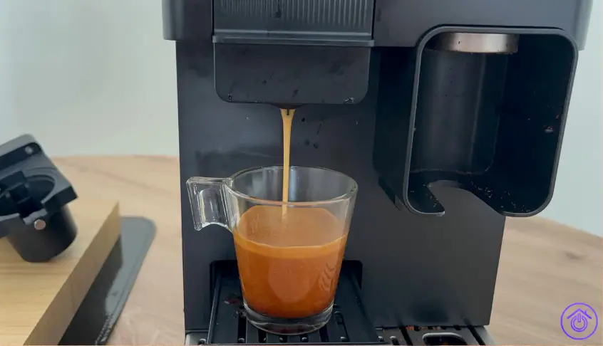 taza de café espreso con cafetera incapto