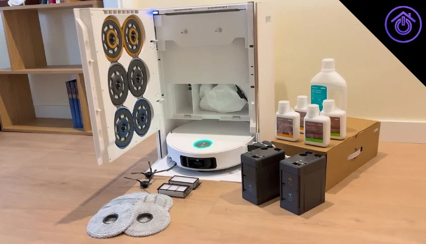 robot aspirador blanco Dreame Matrix 10 Ultra en la estación de vaciado con todos sus accesorios