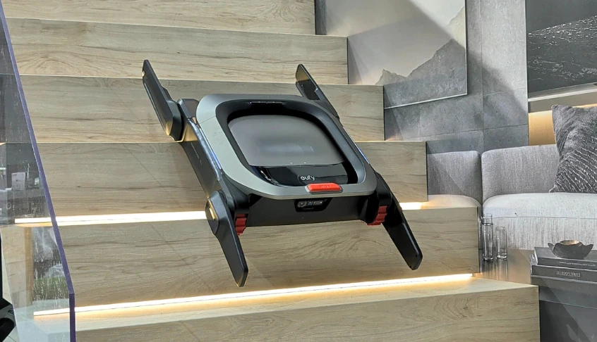 robot aspirador Eufy MarsWalker subiendo escaleras