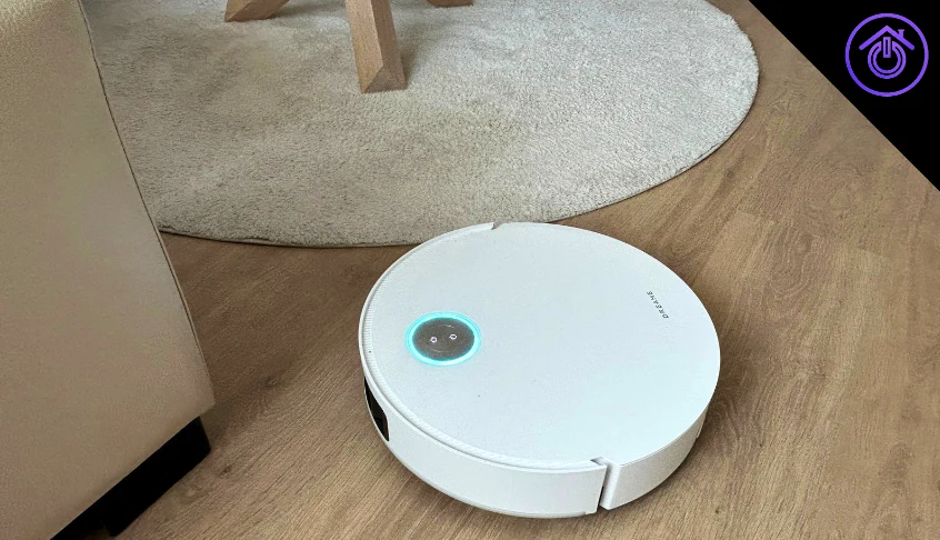 robot aspirador blanco Dreame Matrix 10 Ultra fregando
