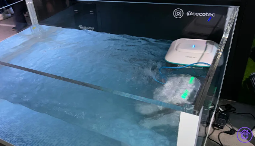 robot limpiafondos de Cecotec limpiando una piscina