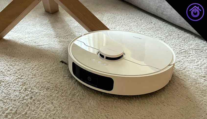 robot aspirador Mova limpiando la alfombra