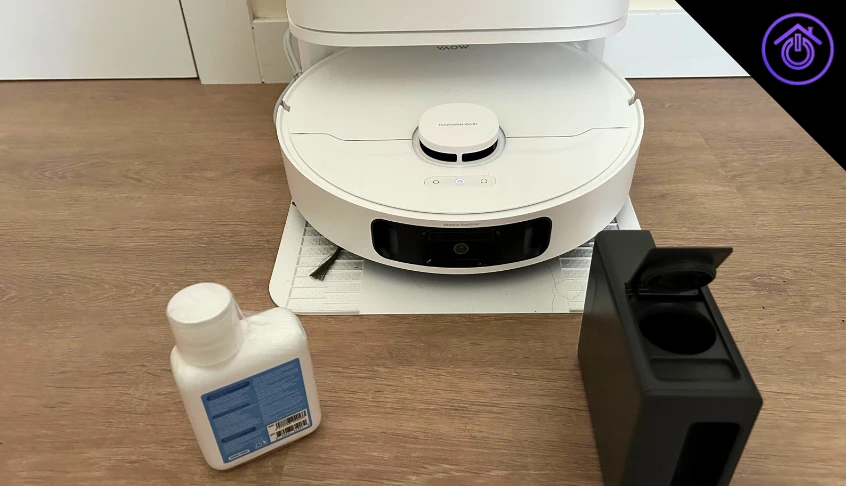 Mova E40 Ultra con su desposito y el producto de fregado