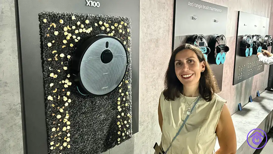 Silvia Jiménez analizando robots aspiradores en un evento de tecnología para el hogar