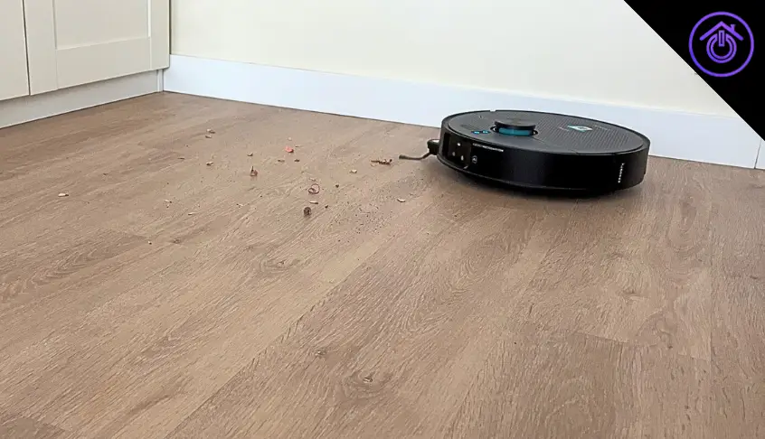 robot aspirador de cecotec aspirando migas
