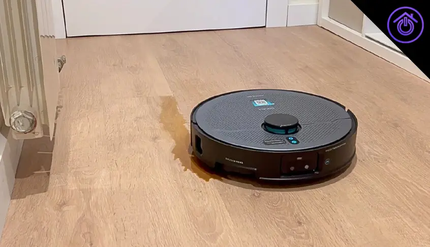 robot aspirador conga x100 fregando una mancha de café