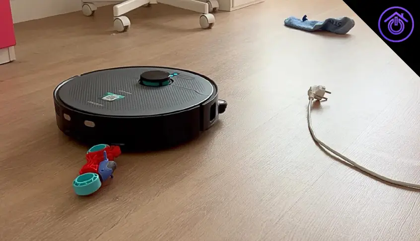 robot conga esquivando cables juguetes y ropa en mi salon