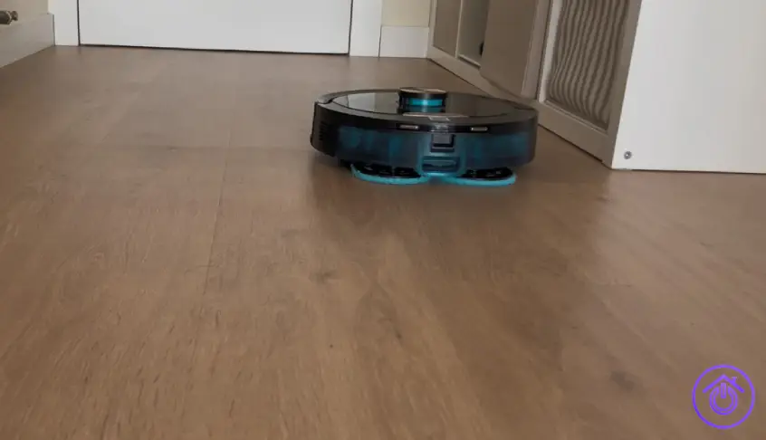 robot conga fregando un suelo de tarima
