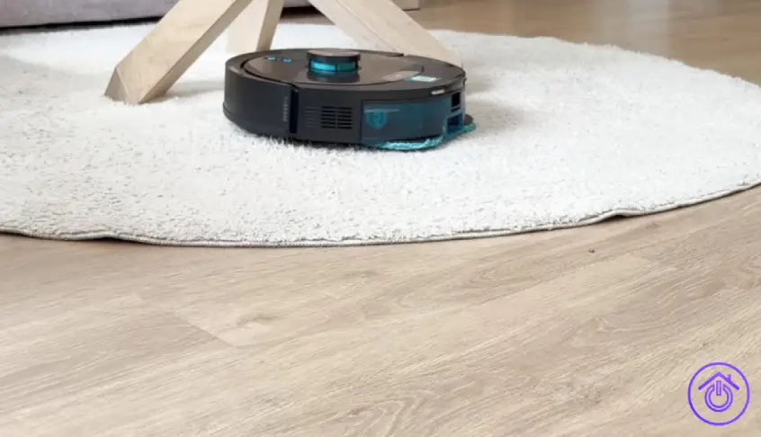 Mopas elevables del Conga Y100 Spin AI al pasar sobre una alfombra