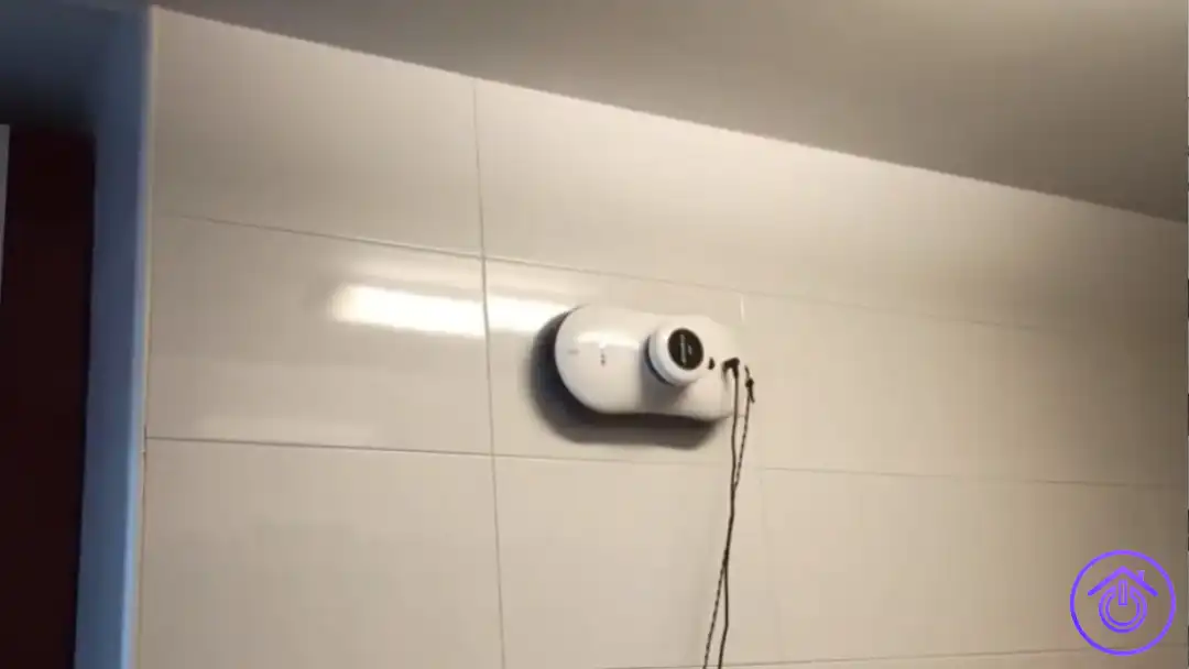 un robot limpiacristales limpiando los azulejos de la cocina